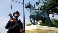 Patung M. Jasin sendiri berdiri di kawasan Polisi Istimewa, tepatnya di Jalan Dokter Soetomo dan menampilkan sosok Komisaris Jenderal Polisi (Purn) Dr. H. Moehammad Jasin dengan gagah.