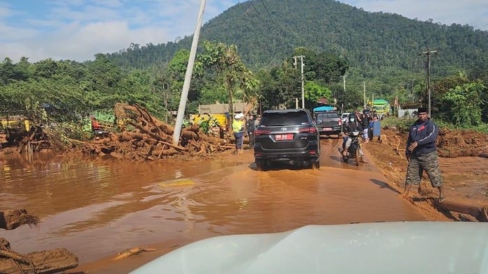 Banjir bandang menerjang Desa Malino di Kabupaten Morowali Utara, Sulawesi Tengah (Sulteng).