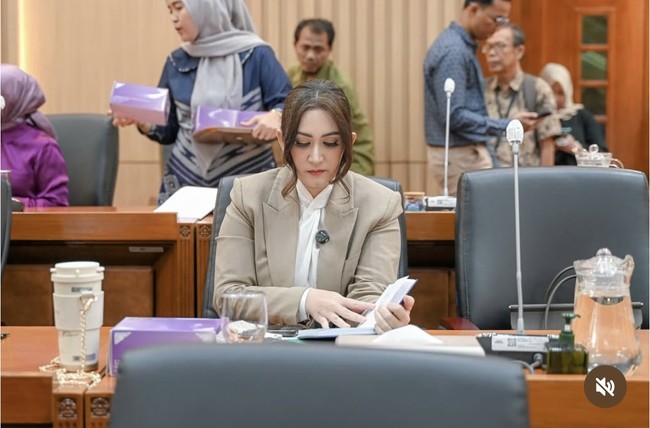 Nafa kerap memadukan kemeja atau blouse yang dikenakan dengan blazer, membuat penampilannya terlihat lebih formal dan elegan. Rambutnya pun selalu tertata rapi. Seperti dalam foto, ia mengikat rapi rambutnya ke belakang dengan menyisakan poni panjang di bagian samping kiri dan kanan rambutnya. Foto: Instagram/@nafaurbach