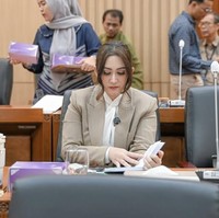 Nafa kerap memadukan kemeja atau blouse yang dikenakan dengan blazer, membuat penampilannya terlihat lebih formal dan elegan. Rambutnya pun selalu tertata rapi. Seperti dalam foto, ia mengikat rapi rambutnya ke belakang dengan menyisakan poni panjang di bagian samping kiri dan kanan rambutnya. Foto: Instagram/@nafaurbach