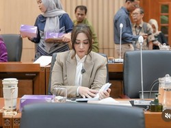 8 Gaya Kantoran Nafa Urbach Jadi Anggota DPR yang Sedang Jadi Sorotan 8 Gaya Kantoran Nafa Urbach Jadi Anggota DPR yang Sedang Jadi Sorotan