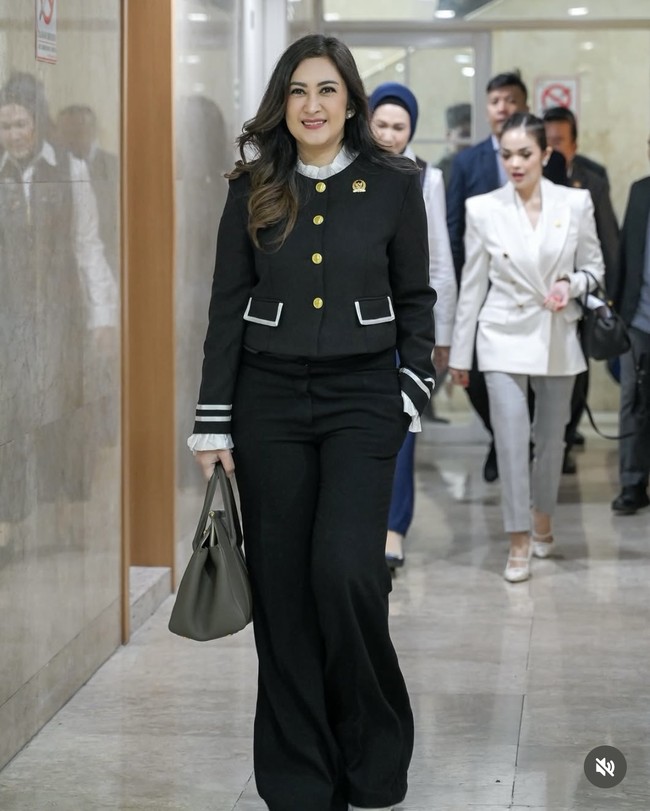 Penampilan Nafa pun selalu terlihat stylish. Hadiri rapat paripurna DPR RI ke-12, Nafa memilih setelan panjang didominasi warna hitam. Rambutnya tampak dibiarkan terurai dan dikeriting gantung. Foto: Instagram/@nafaurbach