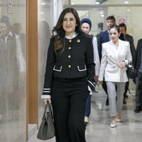 Penampilan Nafa pun selalu terlihat stylish. Hadiri rapat paripurna DPR RI ke-12, Nafa memilih setelan panjang didominasi warna hitam. Rambutnya tampak dibiarkan terurai dan dikeriting gantung. Foto: Instagram/@nafaurbach