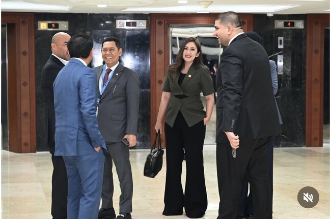 Ikut pembukaan konferensi ke-19 PUIC, anggota komisi IX DPR Fraksi NasDem itu memilih memadukan dalaman hitam dengan celana panjang senada dan blazer hijau tua. Ia juga tampak menenteng tas hitam, senada dengan busana yang dikenakannya. Foto: Instagram/@nafaurbach