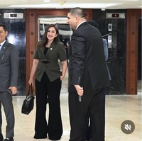 Ikut pembukaan konferensi ke-19 PUIC, anggota komisi IX DPR Fraksi NasDem itu memilih memadukan dalaman hitam dengan celana panjang senada dan blazer hijau tua. Ia juga tampak menenteng tas hitam, senada dengan busana yang dikenakannya. Foto: Instagram/@nafaurbach