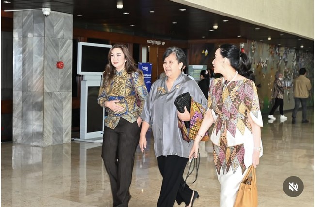 Di lain kesempatan Nafa tampil dengan memadukan kemeja batik dan celana panjang garis-garis. Penampilannya itu kompak dengan para anggota DPR lain yang juga terlihat mengenakan batik. Foto: Instagram/@nafaurbach