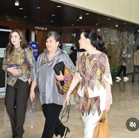 Di lain kesempatan Nafa tampil dengan memadukan kemeja batik dan celana panjang garis-garis. Penampilannya itu kompak dengan para anggota DPR lain yang juga terlihat mengenakan batik. Foto: Instagram/@nafaurbach