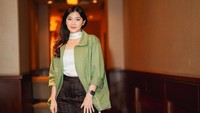Naysila Mirdad bermasker agar tak menularkan orang sekelilingnya. Penularannya lewat udara sama kalau ada orang batuk atau apa, makanya aku pakai masker, kan. Dan aku juga minta sama tim di sini dikondisikan social distancing-nya, karena jangan sampai aku menularkan ke orang, kan gak enak banget, tuturnya. (Foto: dok Instagram naymirdad)