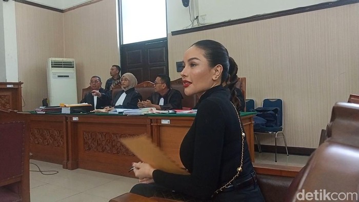Nikita Mirzani menjadi saksi sidang kasus asistennya, Mail, di Pengadilan Negeri Jakarta Selatan, Kamis (21/8/2025).