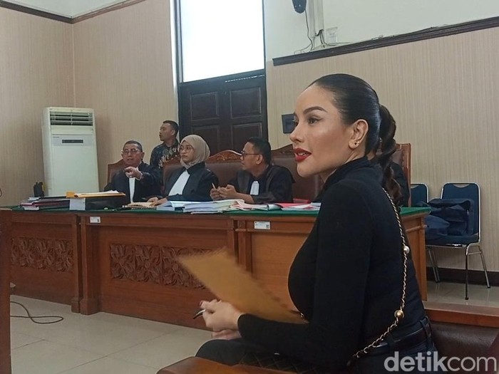 Nikita Mirzani menjadi saksi sidang kasus asistennya, Mail, di Pengadilan Negeri Jakarta Selatan, Kamis (21/8/2025).