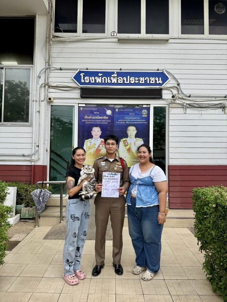 Seekor kucing berkeliaran di Bangkok, kemudian diamankan polisi. Eh, petugasnya malah dicakar-cakar. Langsung deh, diproses!