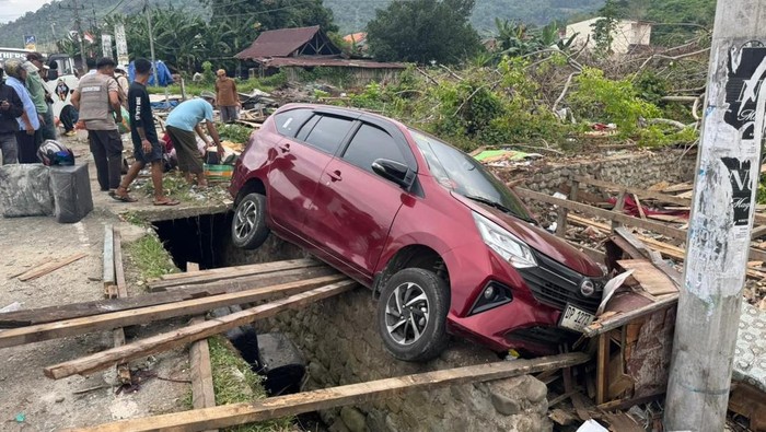 Sebuah minibus yang membawa 5 orang penumpang terperosok ke drainase di Kota Palopo, Sulawesi Selatan (Sulsel).
