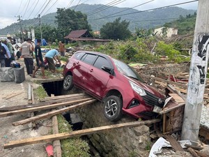 Minibus Bawa 5 Penumpang Terperosok ke Drainase di Palopo, Sopir Tewas