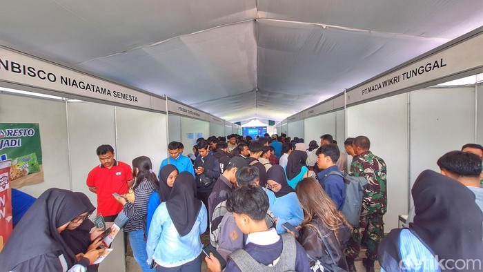 Para pencari kerja di Job Fair Kabupaten Bandung