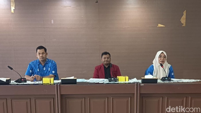 PDAM Makassar melakukan jumpa pers terkait dugaan penyebaran hoax oleh pemilik akun WA Umar Hamkan. Zulkarnaim/detikSulsel