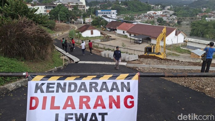 Pembangunan jalur motor di titik longsor Jl Raden Danasasmita atau akses Stasiun Batutulis Bogor telah rampung. Jalan itu diperbaiki usai terjadi longsor. (M Sholihin/detikcom)