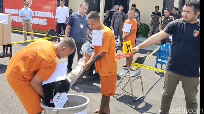 Momen rekonstruksi penganiayaan dan pembunuhan pria yang mayatnya ditemukan dalam sumur di area Pasar Wonotunggal, saat digelar di Mapolres Batang, Kamis (21/8/2025).