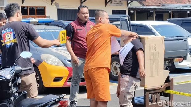 Momen rekonstruksi penganiayaan dan pembunuhan pria yang mayatnya ditemukan dalam sumur di area Pasar Wonotunggal, saat digelar di Mapolres Batang, Kamis (21/8/2025).