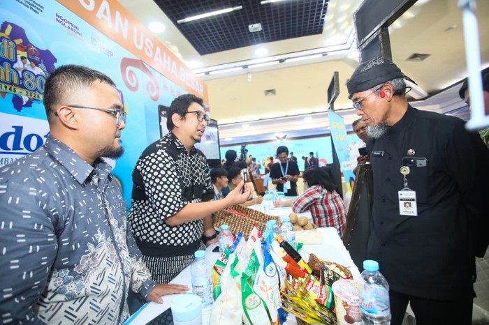 Pemprov Jawa Tengah mempertemukan pelaku usaha mikro kecil dan menengah (UMKM) dengan industri besar di Gedung Gradhika Bhakti Praja, Kota Semarang.
