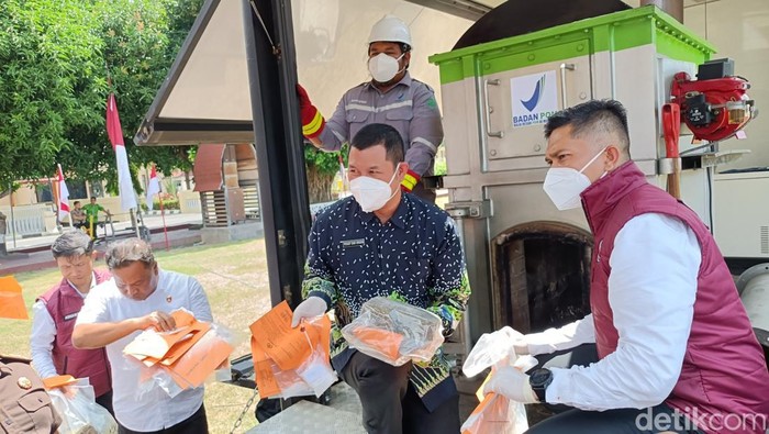 Polda NTB memusnahkan barang bukti narkoba jenis sabu, ganja dan ekstasi hasil pengungkapan dari bulan April hingga Agustus 2025, Kamis (21/8/2025). (Foto: Abdurrasyid Efendi/detikBali).