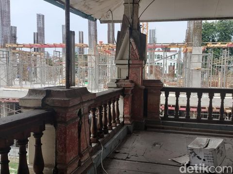 Penampakan cat dinding Rumah Raden Saleh di Cikini, Jakarta yang berwarna merah jambu