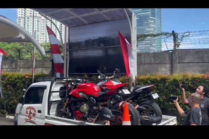Penampakan dua motor Ducati diamankan KPK dalam OTT Wamenaker (Yogi/detikcom)