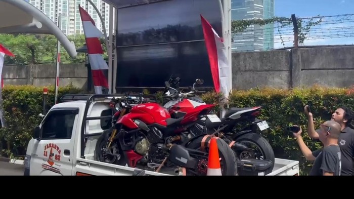 Penampakan dua motor Ducati diamankan KPK dalam OTT Wamenaker (Yogi/detikcom)