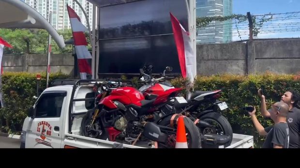 Penampakan dua motor Ducati diamankan KPK dalam OTT Wamenaker (Yogi/detikcom)
