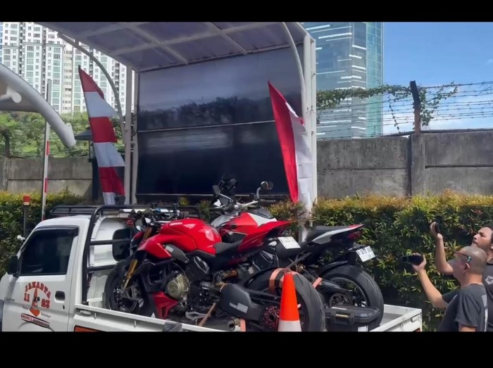 Penampakan dua motor Ducati diamankan KPK dalam OTT Wamenaker (Yogi/detikcom)