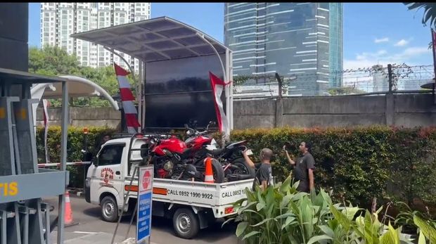 Penampakan dua motor Ducati diamankan KPK dalam OTT Wamenaker (Yogi/detikcom)