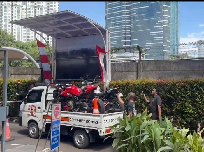 Penampakan dua motor Ducati diamankan KPK dalam OTT Wamenaker (Yogi/detikcom)