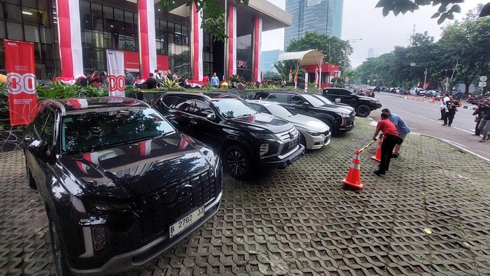Penampakan kendaraan yang disita KPK dari OTT Wamenaker Noel