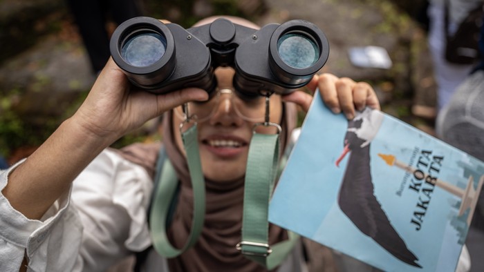 Pengunjung menggunakan teropong binocular mengamati burung di Pulau Bidadari, Kepulauan Seribu, Jakarta, Kamis (21/8/2025). Pengamatan satwa burung yang dilakukan Jakarta Birdwatcher Society tersebut untuk mengidentifikasi dan memantau populasi satwa