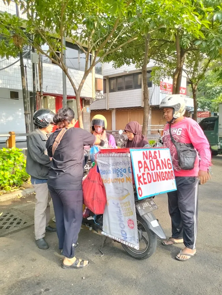 Penjual nasi Padang unik pakai motor dan mobil pick-up