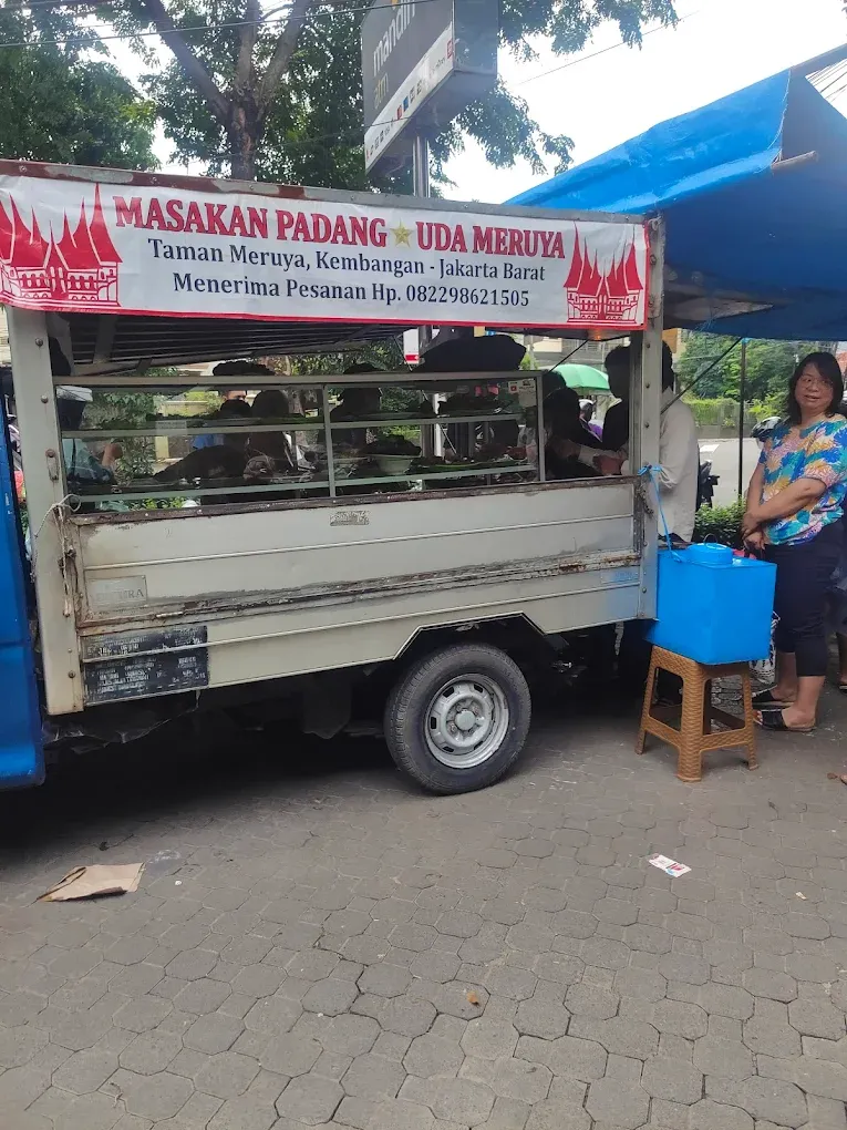 Penjual nasi Padang unik pakai motor dan mobil pick-up