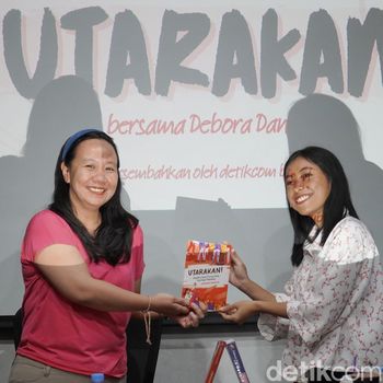 Penulis Debora Danisa meluncurkan novel keduanya Utarakan di kantor detikcom pada Kamis (20/8/2025).