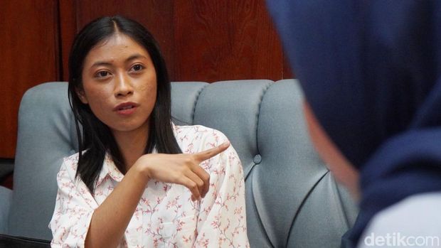 Penulis Debora Danisa meluncurkan novel keduanya Utarakan di kantor detikcom pada Kamis (20/8/2025).