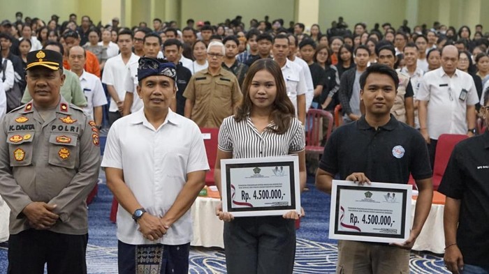 Penyerahan simbolis dilakukan oleh Wakil Bupati Jembrana I Gede Ngurah Patriana Krisna kepada dua perwakilan penerima beasiswa di Ballroom Gedung Kesenian Ir. Soekarno, Rabu (20/8/2025). (Pemkab Jembrana)