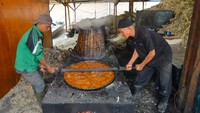 Perajin masih menggunakan cara tradisional dalam memproduksi gula tebu yakni dengan membeli tebu dari petani Rp750 per kilogram. ANTARA FOTO/Iggoy el Fitra