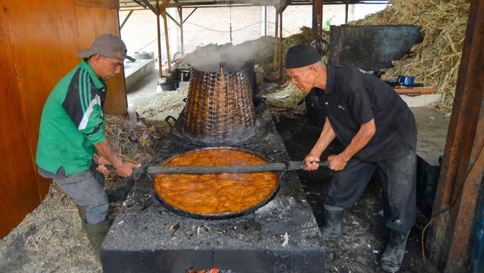 Perajin mencetak gula saka yang terbuat dari tebu di Nagari Lawang, Agam, Sumatera Barat, Kamis (21/8/2025). Perajin masih menggunakan cara tradisional dalam memproduksi gula tebu yakni dengan membeli tebu dari petani Rp750 per kilogram kemudian diolah dan dijual sebagai gula saka kepada wisatawan Rp20 ribu per lima buah. ANTARA FOTO/Iggoy el Fitra/YU