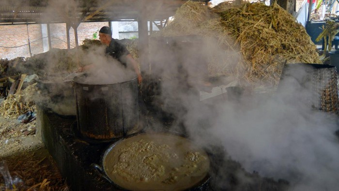 Perajin mencetak gula saka yang terbuat dari tebu di Nagari Lawang, Agam, Sumatera Barat, Kamis (21/8/2025). Perajin masih menggunakan cara tradisional dalam memproduksi gula tebu yakni dengan membeli tebu dari petani Rp750 per kilogram kemudian diolah dan dijual sebagai gula saka kepada wisatawan Rp20 ribu per lima buah.  ANTARA FOTO/Iggoy el Fitra/YU