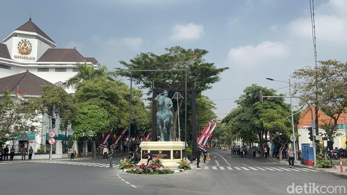 Peresmian Patung M. Jasin saat Hari Juang Polri 2025 di Surabaya.