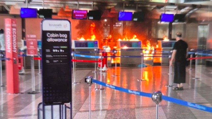 Perusakan dan pembakaran meja check-in di Bandara Internasional Malpensa di Milan, Italia