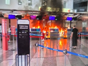 Chaos di Bandara Milan! Meja Check-in Dirusak dan Dibakar