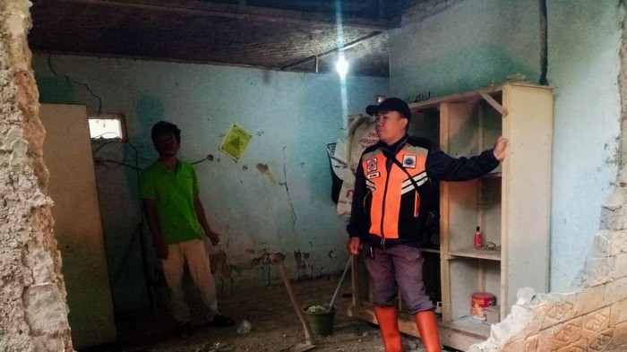 Petugas BPBD cek rumah warga KBB yang rusak gegara gempa bekasi