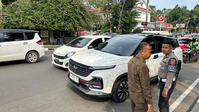 Polisi cek TKP kecelakaan di Jl Juanda Kota Bogor