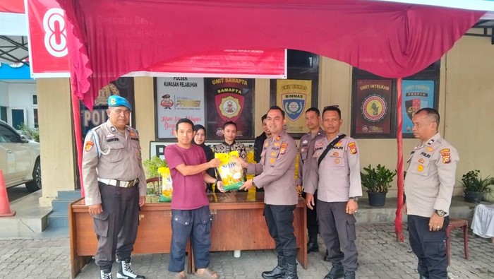 Polisi dan Bulog menghadirkan beras murah untuk warga di Kecamatan Senapelan, Kota Pekanbaru, Kamis (21/8/2025).