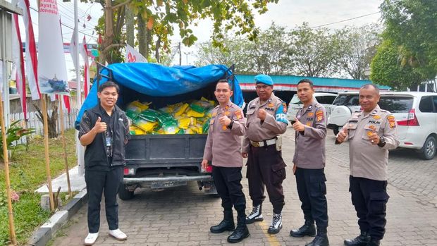 Polisi dan Bulog menghadirkan beras murah untuk warga di Kecamatan Senapelan, Kota Pekanbaru, Kamis (21/8/2025).