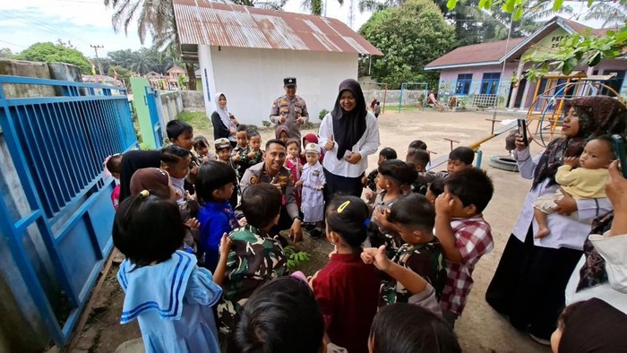 Polisi di Inhu mengajarkan anak-anak TK menanam pohon.