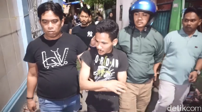 Polisi menangkap pelaku (tengah) yang membegal mahasiswa di Makassar.